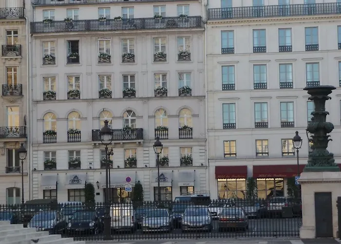 Des Grands Hommes باريس