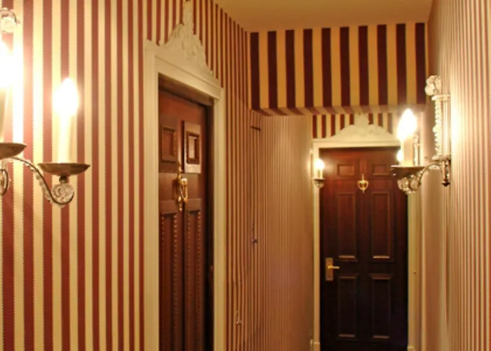 מלון Des Grands Hommes 3*