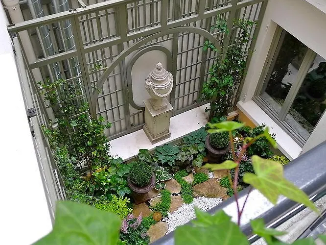 Des Grands Hommes פריז