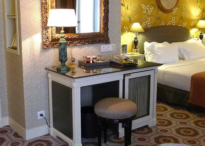 Des Grands Hommes פריז