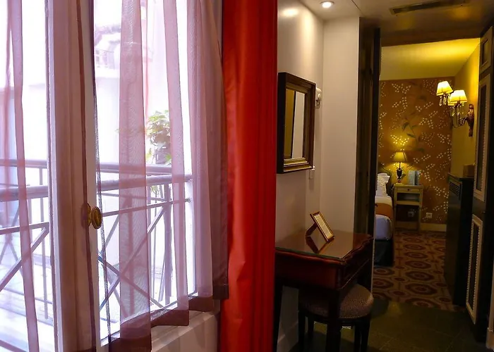 מלון Des Grands Hommes 3*