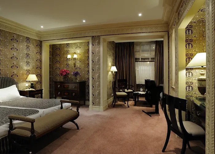 Des Grands Hommes מלון 3*