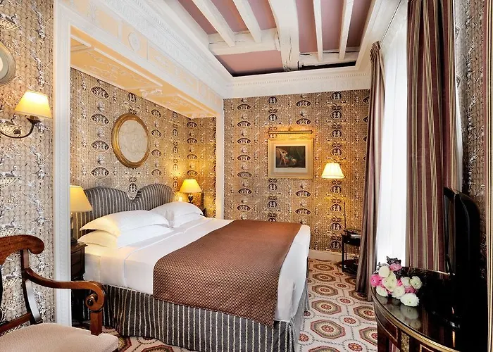 מלון Des Grands Hommes 3*